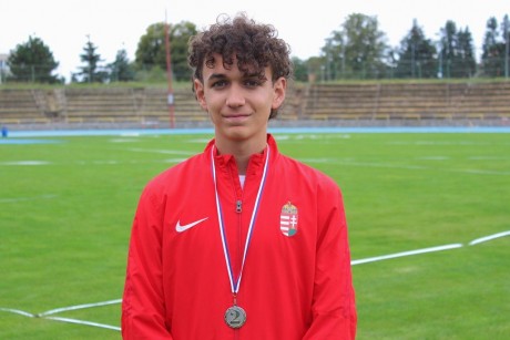 Skoumal Zalán, az Alba Regia Atlétikai Klub versenyzője az U16-os válogatottban